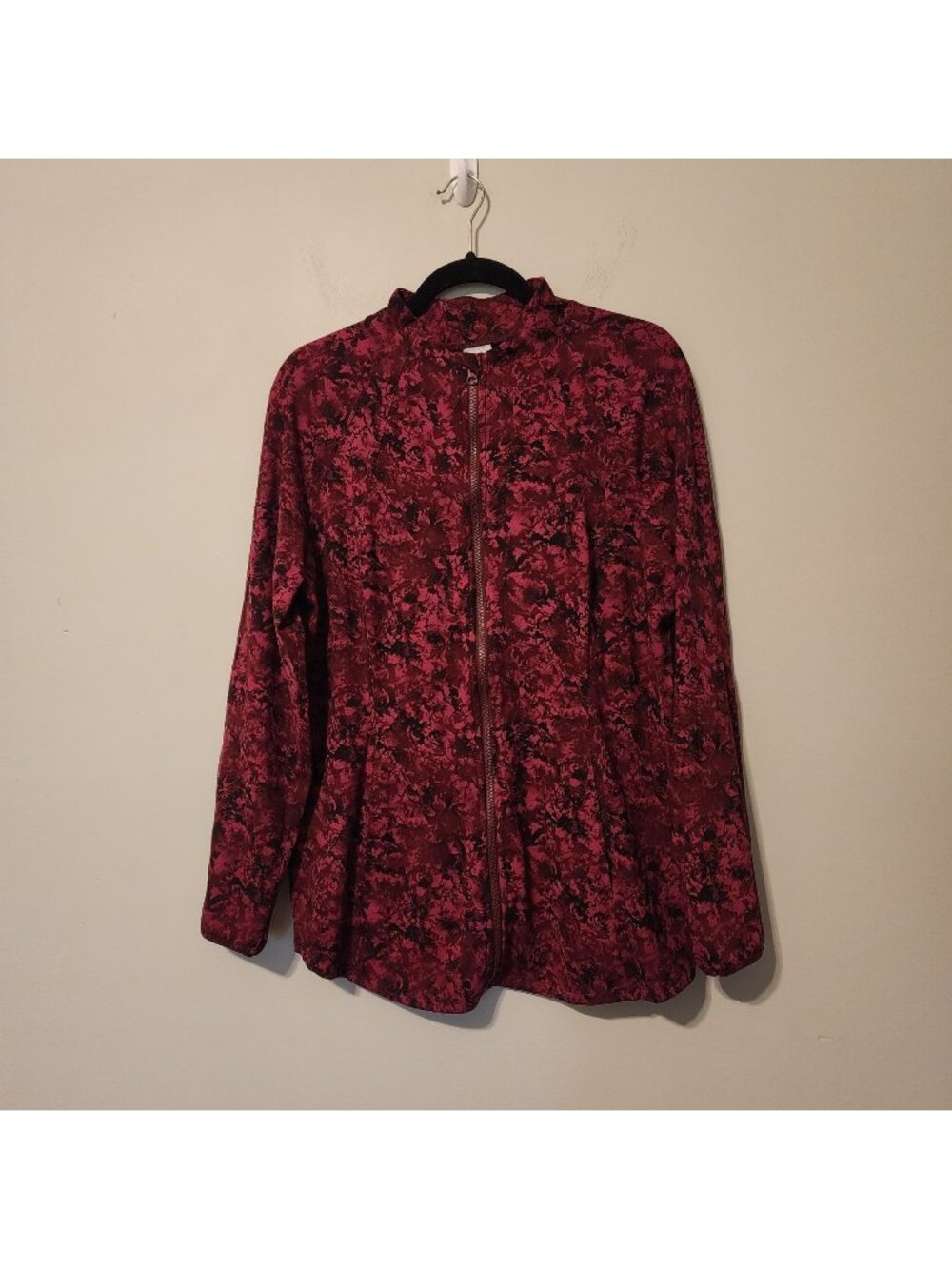 Zenergy by Chico's full zip burgundy activewear jacket sz 3 / 16-18 pockets